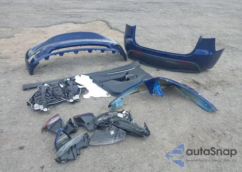 2024 Tesla Model Y Long Range Dual Motor All-Wheel Drive z USA, uszkodzony, nr VIN 7SAYGAEE8RF109560